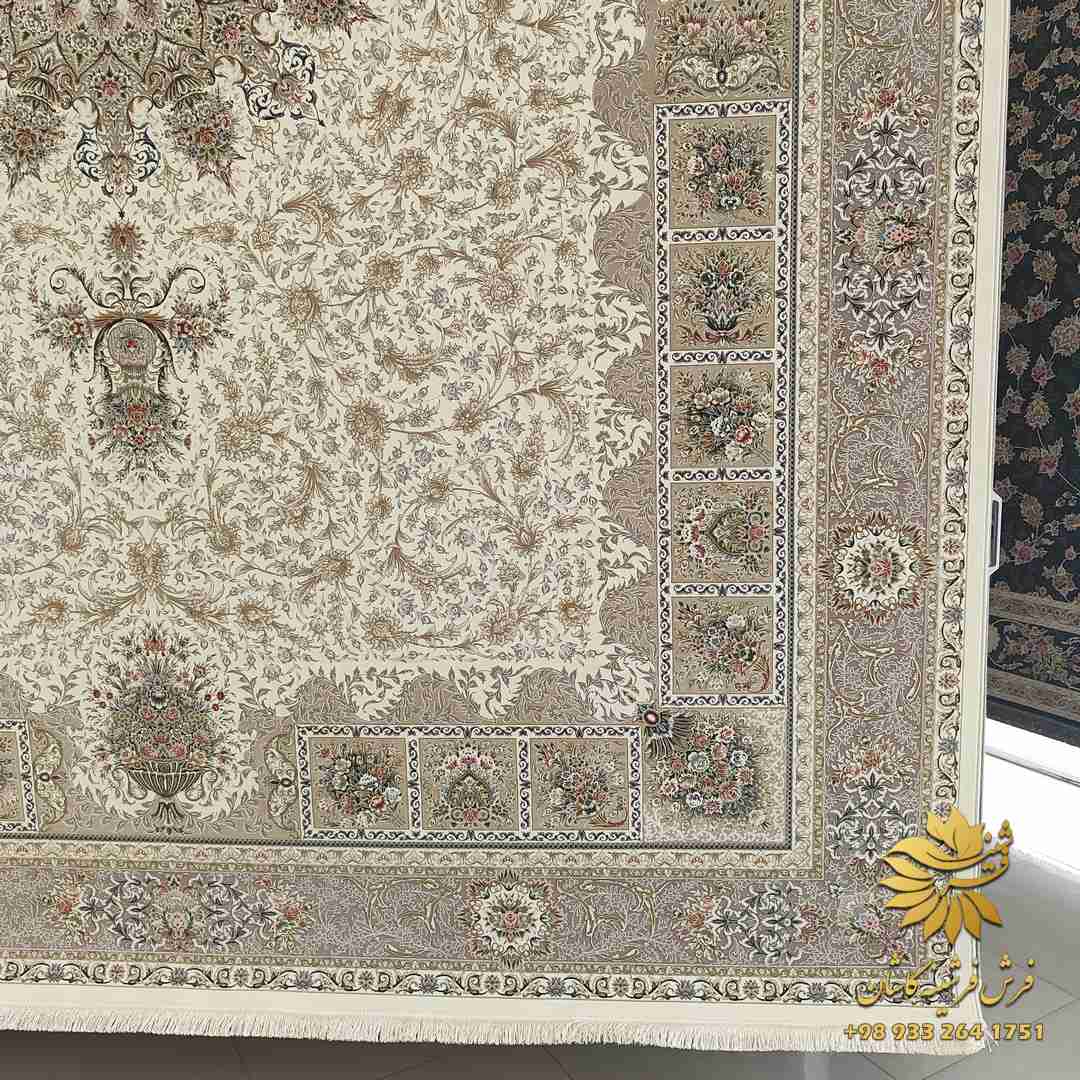 فرش کرمی گل برجسته