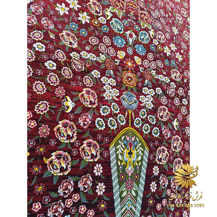 فرش قرمز رنگی