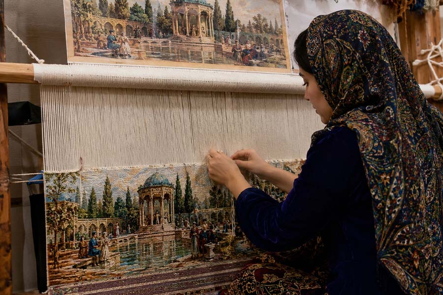تفاوت تابلو فرش دستباف و ماشینی؛ کدام گزینه بهتر است؟ 7 دار تابلو فرش دستباف